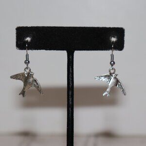 🕊️ NWOT Silver Flying Bird Earrings – 1 3/8" Long  🌟